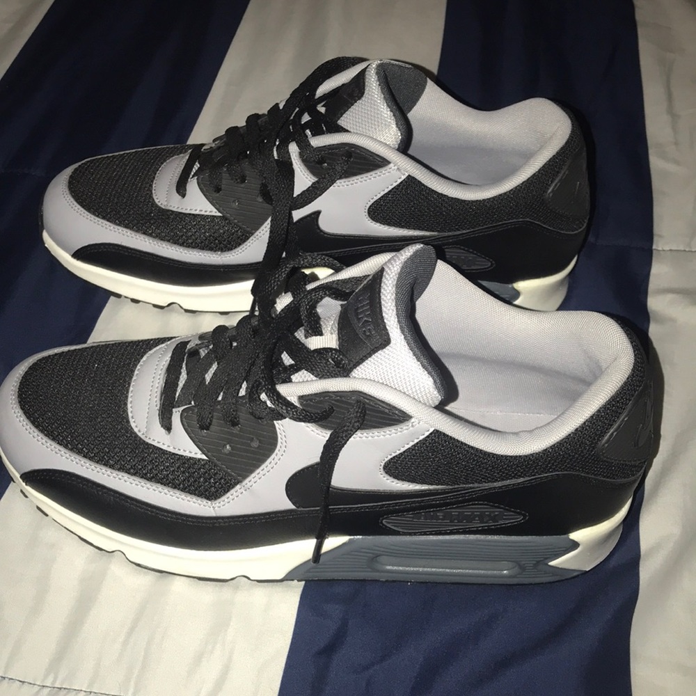 Nike AIR MAX 90 Essentials